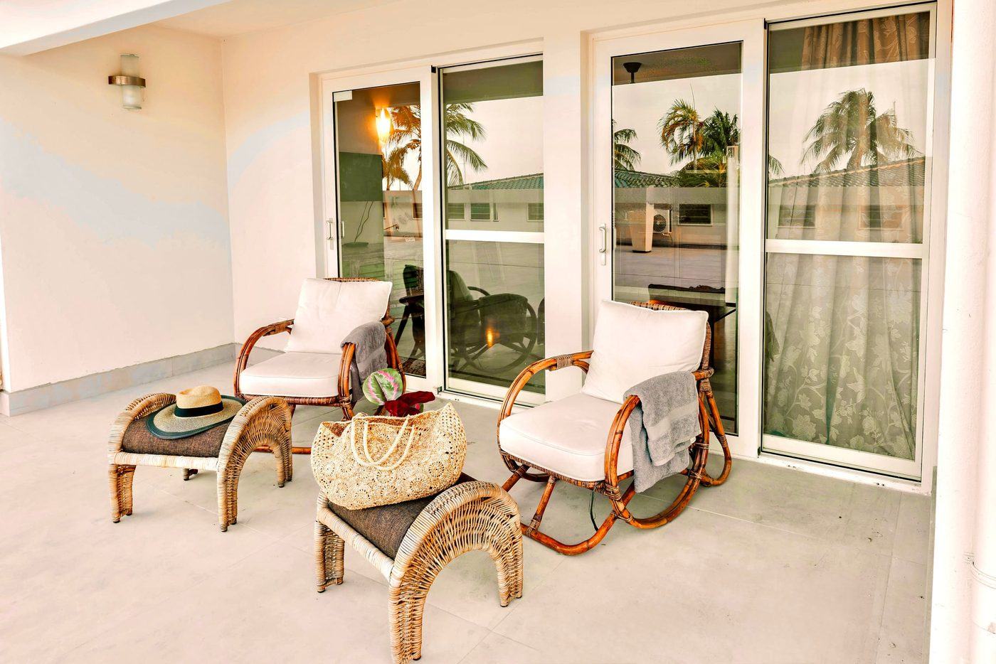 Hummingbird apartment: private terrace with lounge chairs